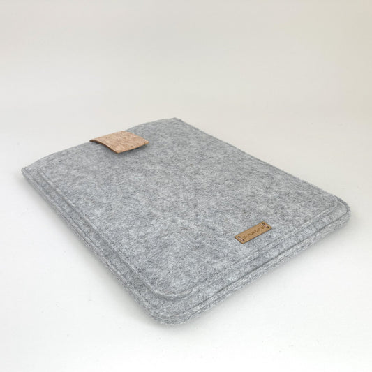 Sérsmíðað spjaldtölvuhulstur | með segullokun og aukahólfi | ljósgrátt - Röndótt | Gerð "HAKA"