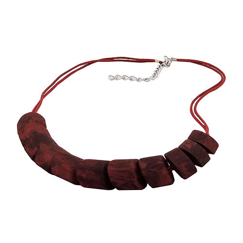 Hálsmen með skásettri perlu úr plasti, rauð-svart-marmaraþráður, dökkrauð, 45 cm