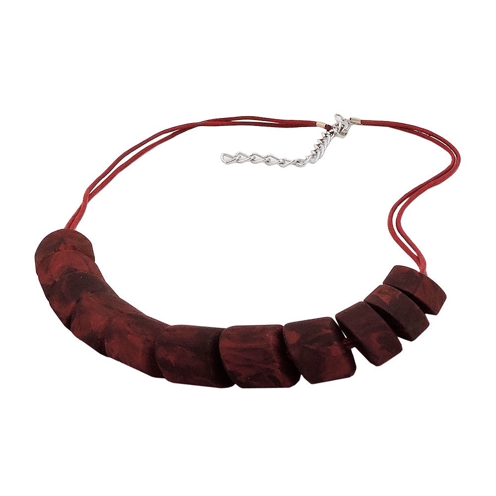 Hálsmen með skásettri perlu úr plasti, rauð-svart-marmaraþráður, dökkrauð, 45 cm