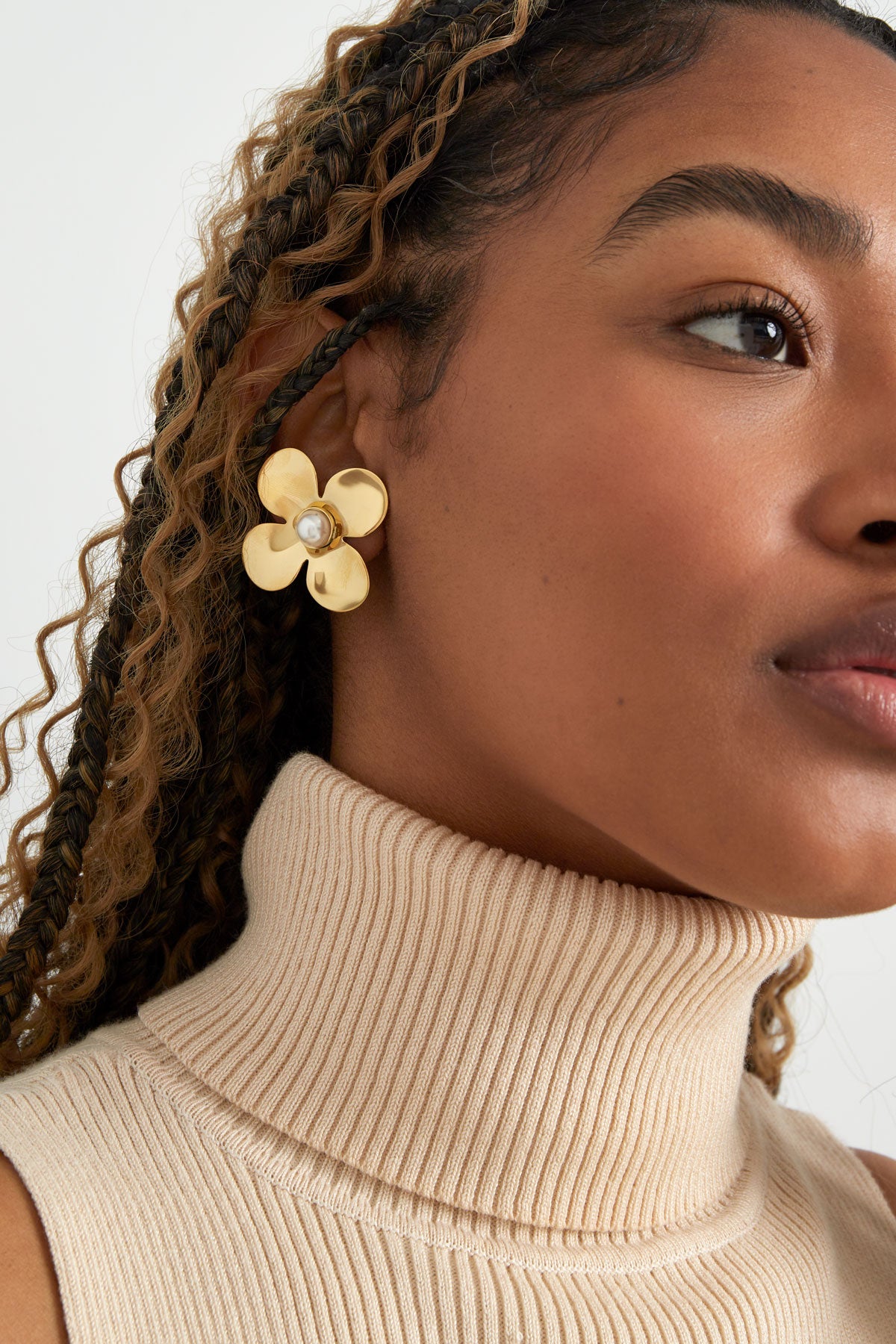 Statement-Ohrringe mit floraler Perle – Goldfarbe - Goldfarbefarbe