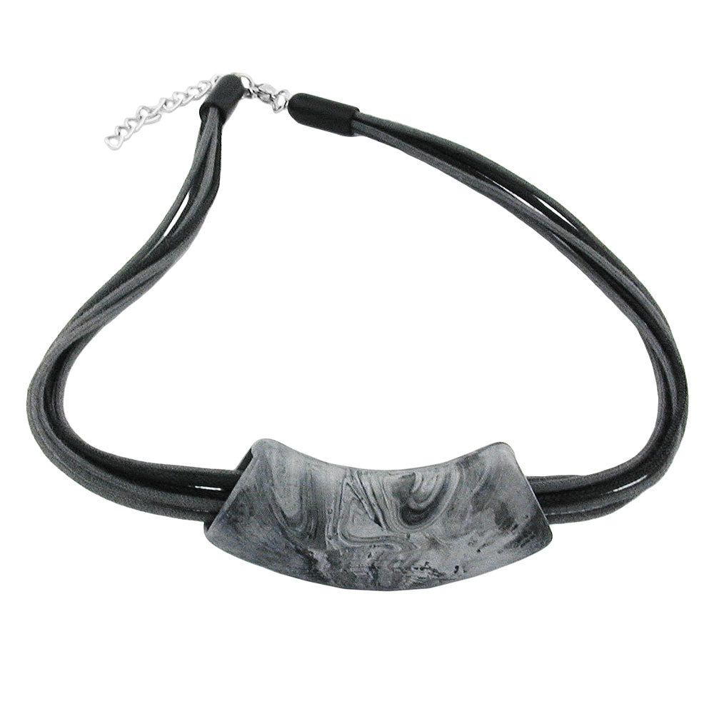 Keðja 54x19mm hengiskraut úr flötu, bognu gráu, svörtu og marmaralituðu mattplasti 45cm