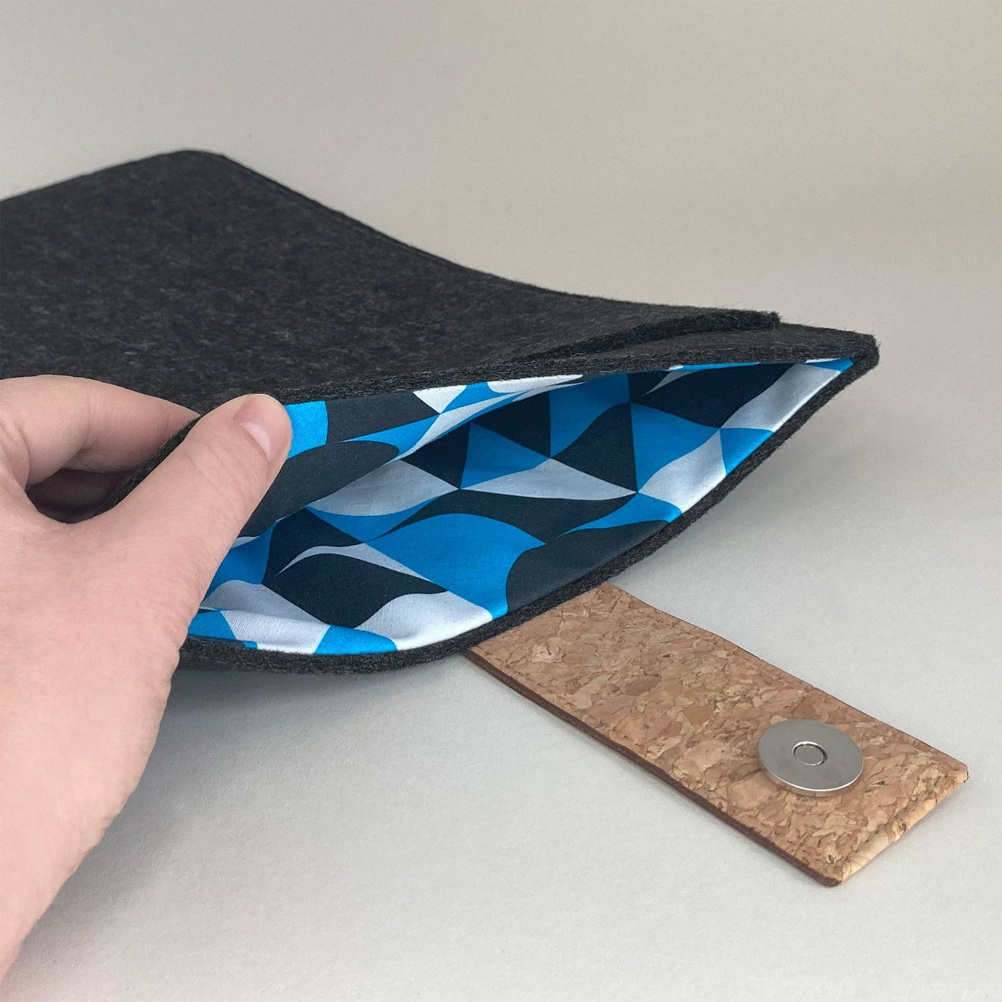 Hülle für MacBook Pro 13 | mit Magnetverschluss und extra Fach | anthrazit - Shapes | Modell "HAKA"