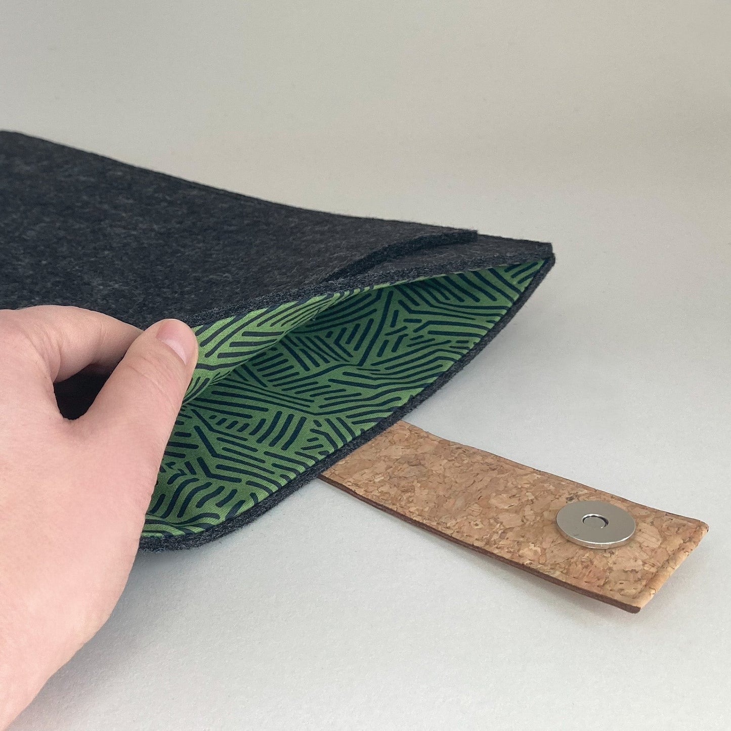 Hülle für Dynabook Tecra | mit Magnetverschluss und extra Fach | anthrazit - Stripes | Modell "HAKA"
