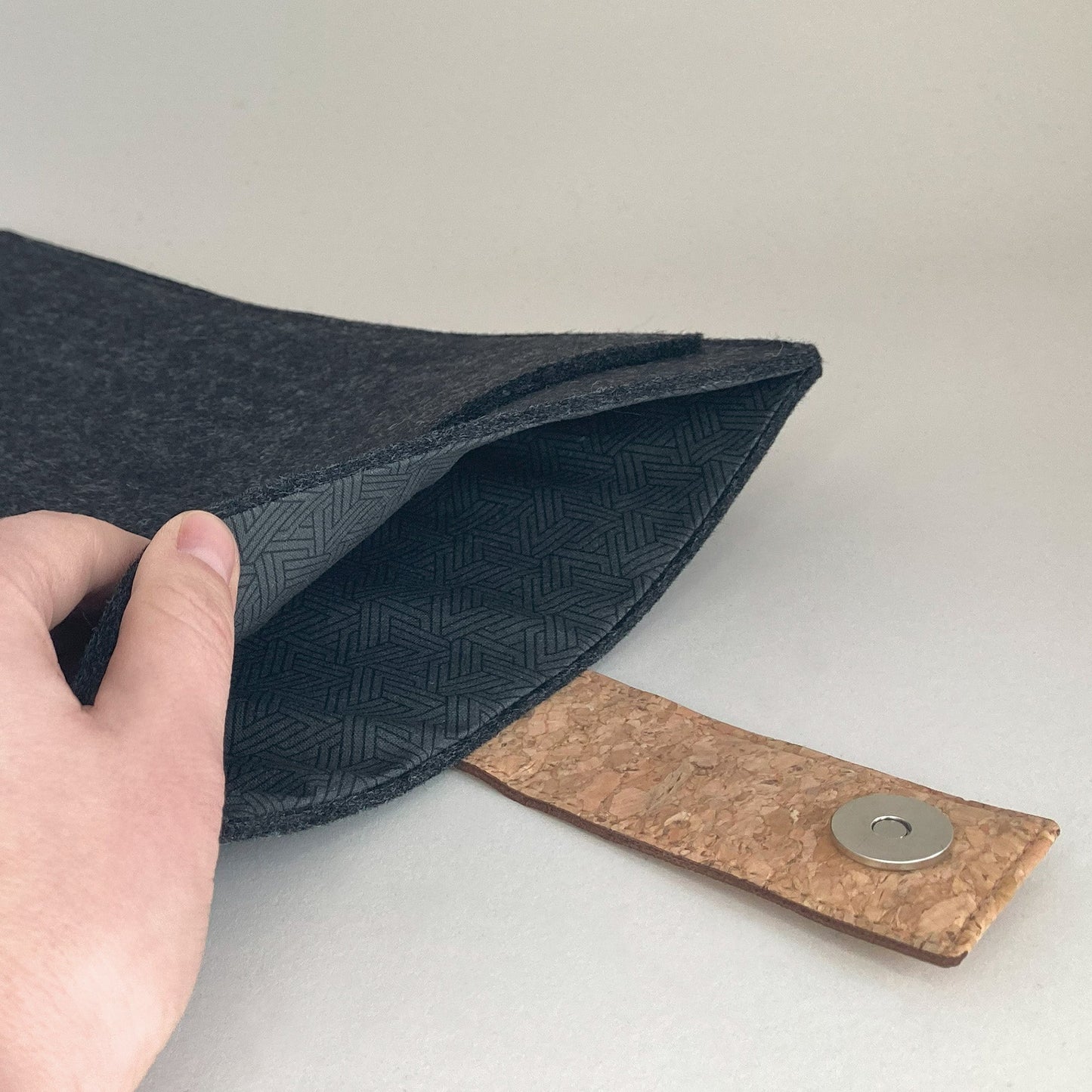 Hülle für Asus Vivobook X170 | mit Magnetverschluss und extra Fach | anthrazit - Tracks | Modell "HAKA"