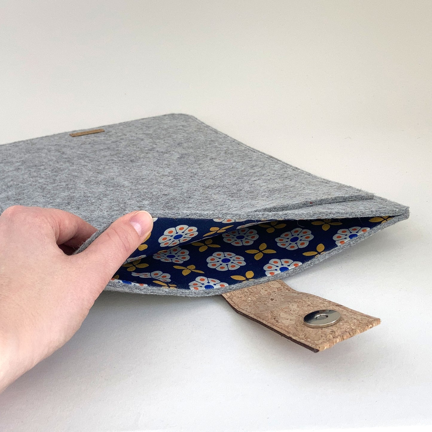 Hülle für Dynabook Protege | mit Magnetverschluss und extra Fach | hellgrau - Bloom | Modell "HAKA"