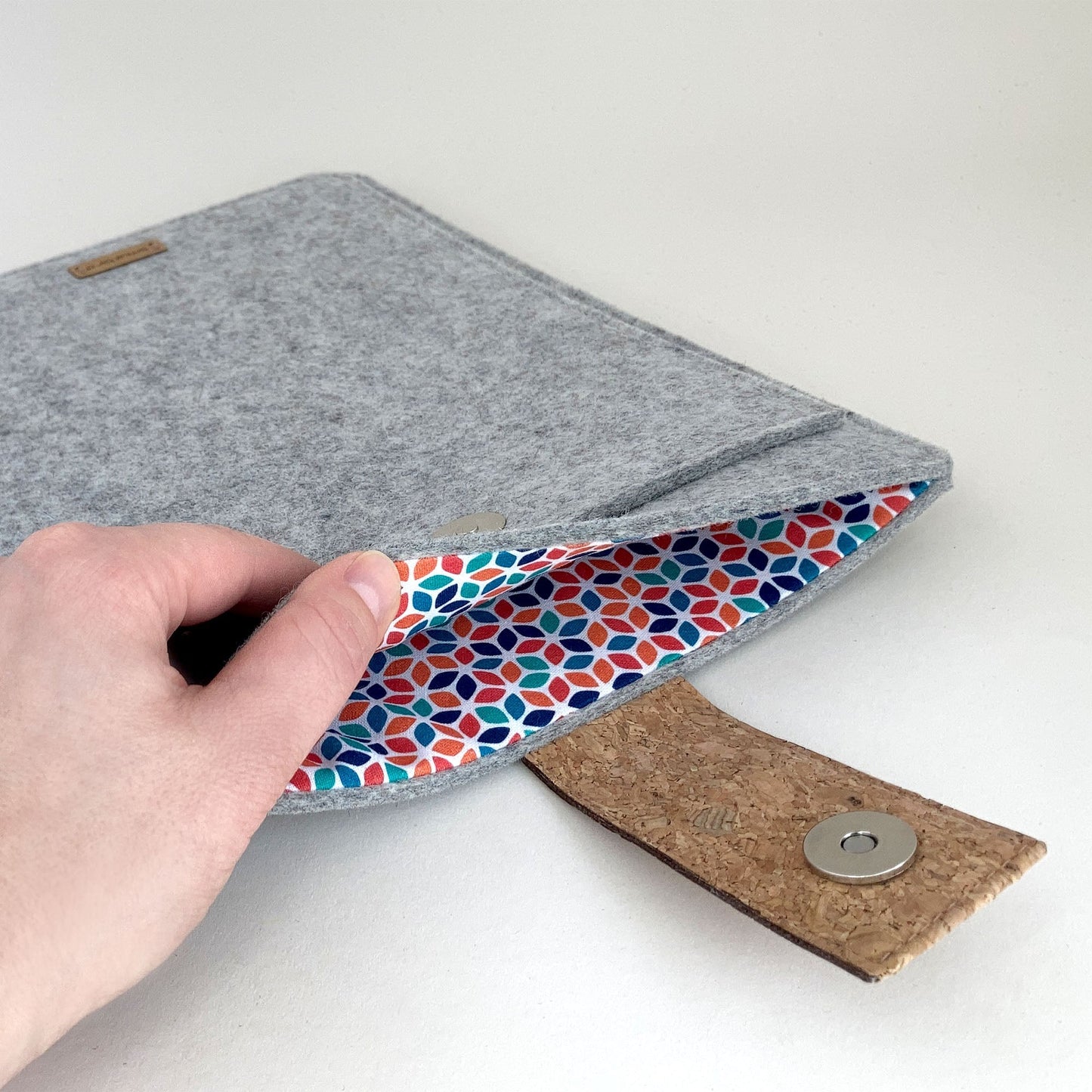 Hülle für Dynabook Tecra | mit Magnetverschluss und extra Fach | hellgrau - Colorful | Modell "HAKA"