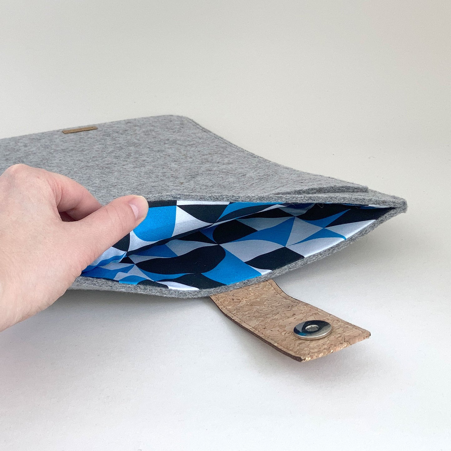 Hülle für Asus Vivobook 17X | mit Magnetverschluss und extra Fach | hellgrau - Shapes | Modell "HAKA"