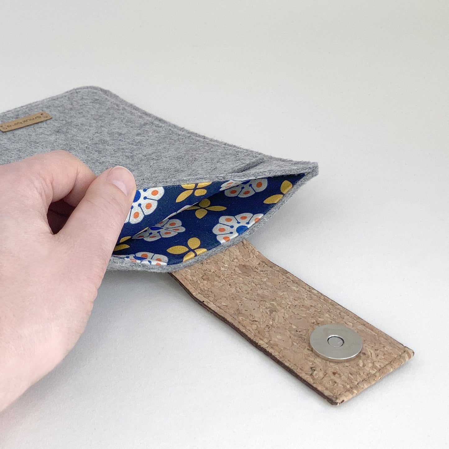 Hülle für Kindle Colorsoft 1. Gen | mit Magnetverschluss und extra Fach | hellgrau - Bloom | Modell "HAKA"
