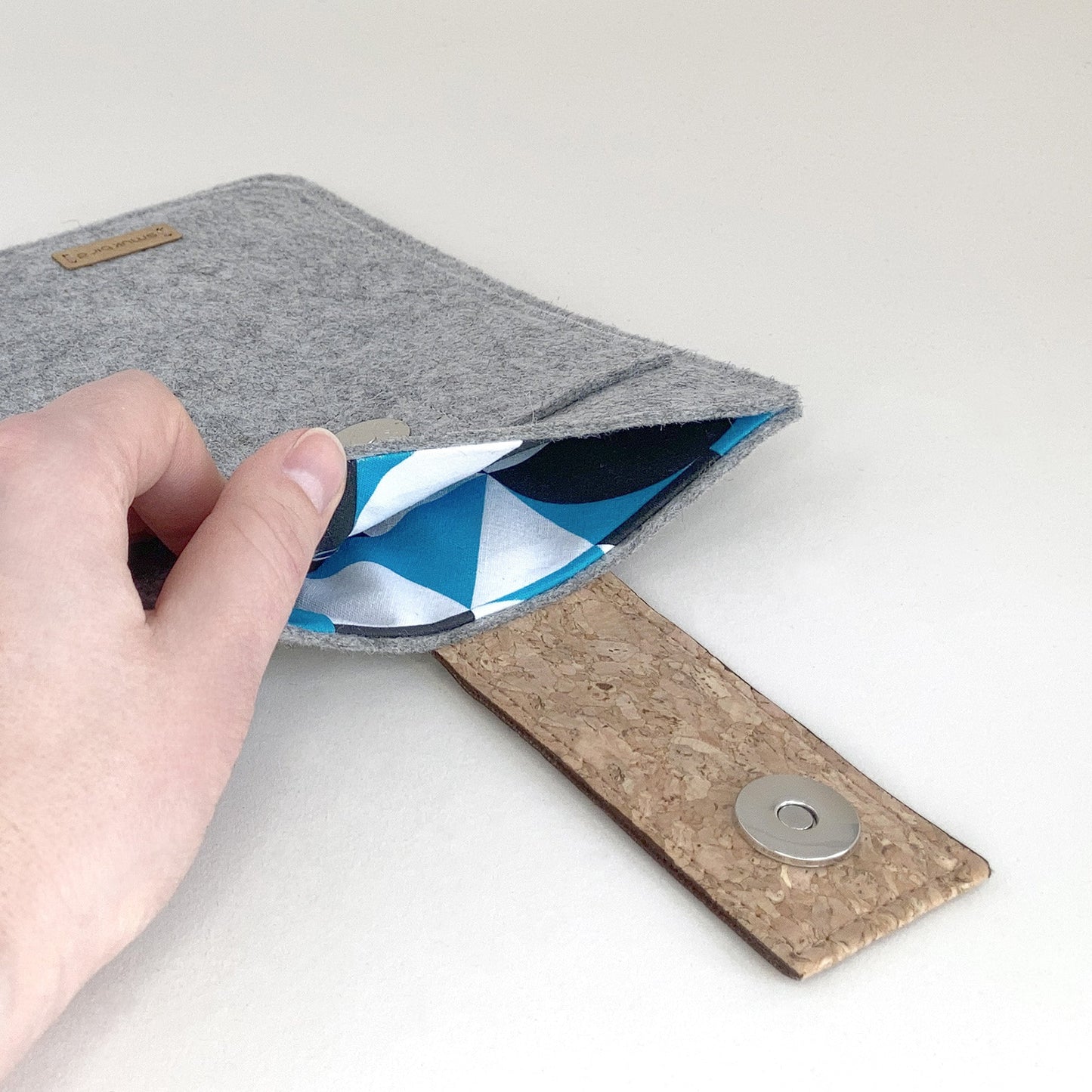 Hülle für Kobo Clara Color | mit Magnetverschluss und extra Fach | hellgrau - Shapes | Modell "HAKA"