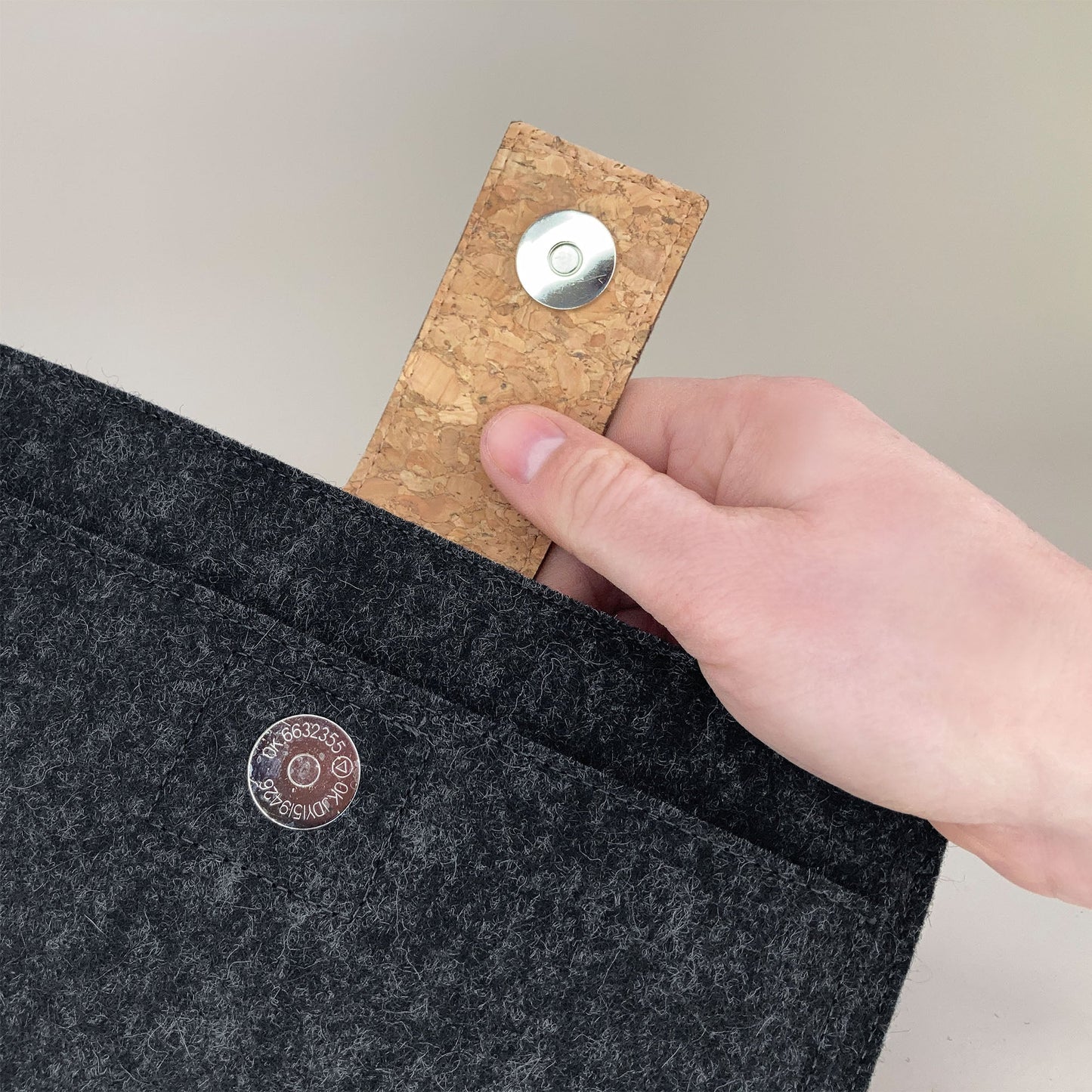 Hülle für Asus Vivobook 13 Slate | mit Magnetverschluss und extra Fach | anthrazit - Colorful | Modell "HAKA"