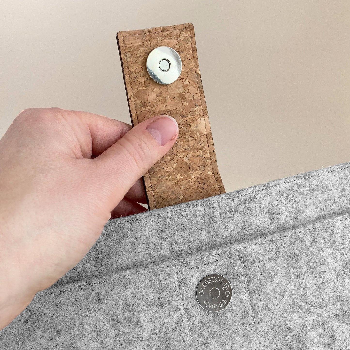 Hülle für Dynabook Tecra | mit Magnetverschluss und extra Fach | hellgrau - Shapes | Modell "HAKA"