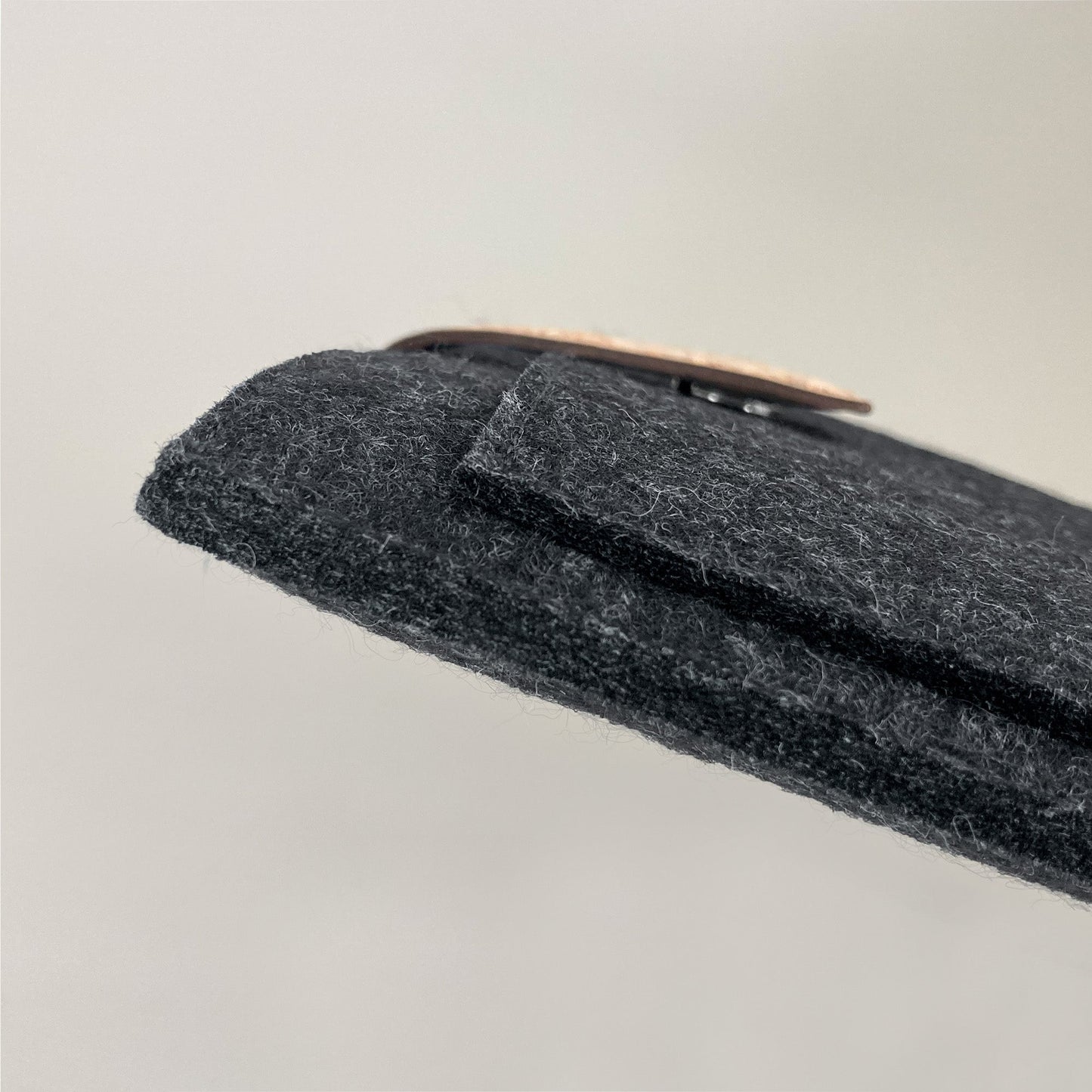 Hülle für Asus Vivobook 13 Slate | mit Magnetverschluss und extra Fach | anthrazit - Stripes | Modell "HAKA"