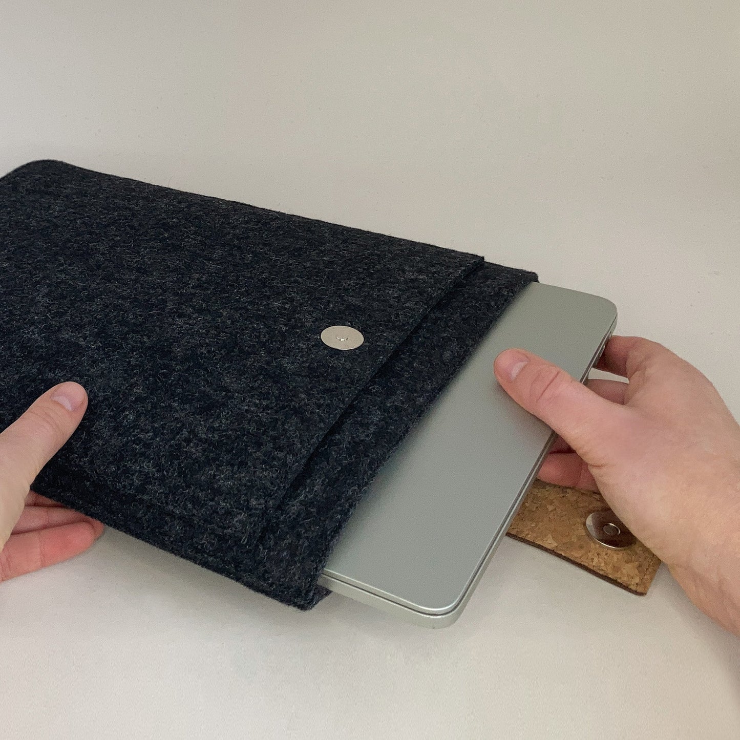 Hülle für Fujitsu LifeBook E756 | mit Magnetverschluss und extra Fach | anthrazit - Bloom | Modell "HAKA"