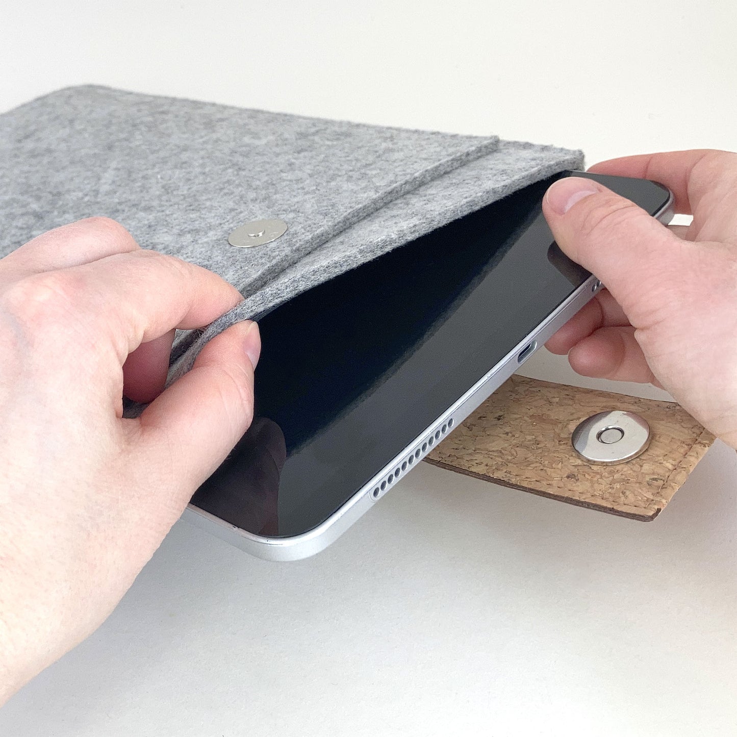 Tablet Hülle nach Maß | mit Magnetverschluss und extra Fach | hellgrau - Colorful | Modell "HAKA"