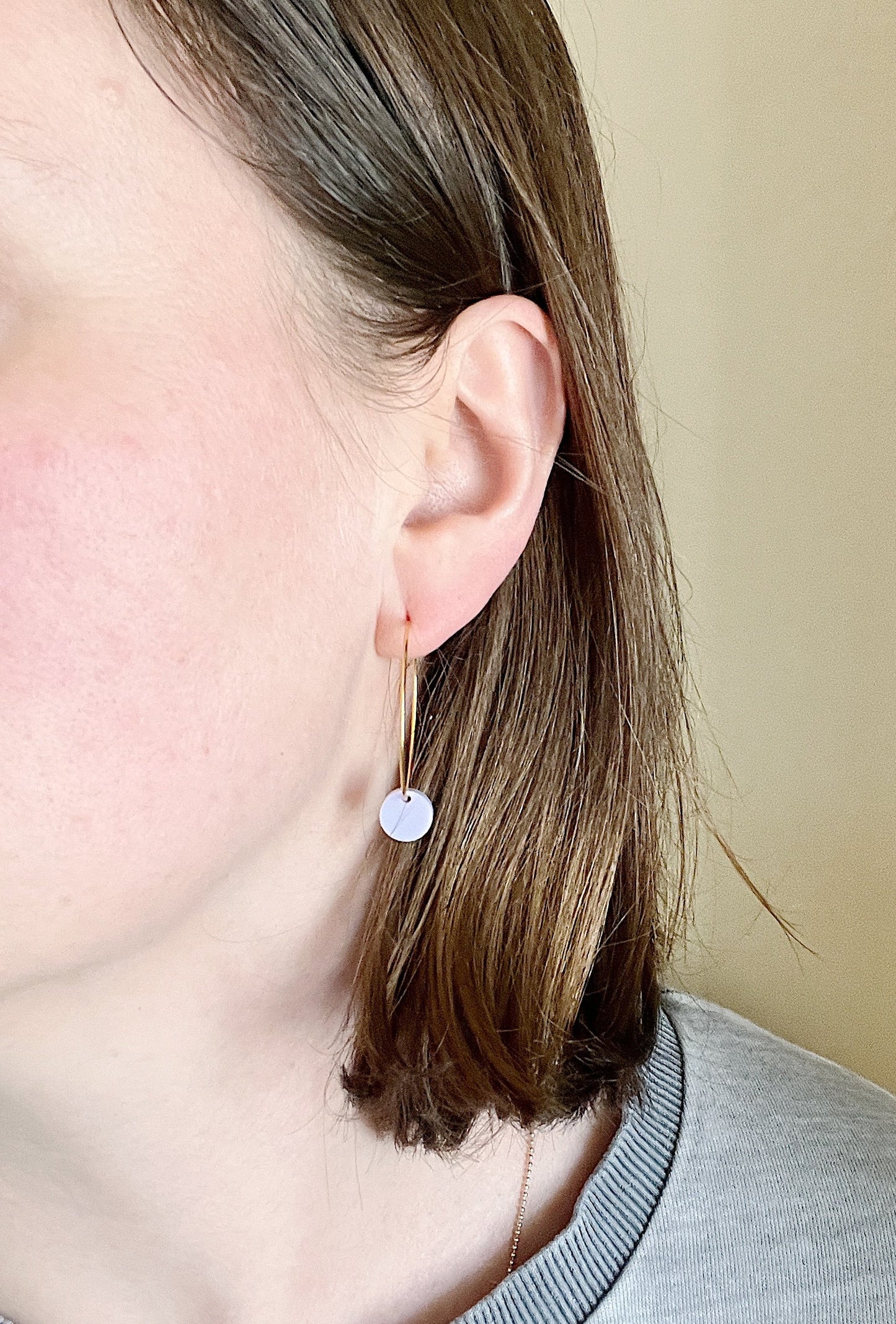 Flieder Dots Hoops aus Edelstahl