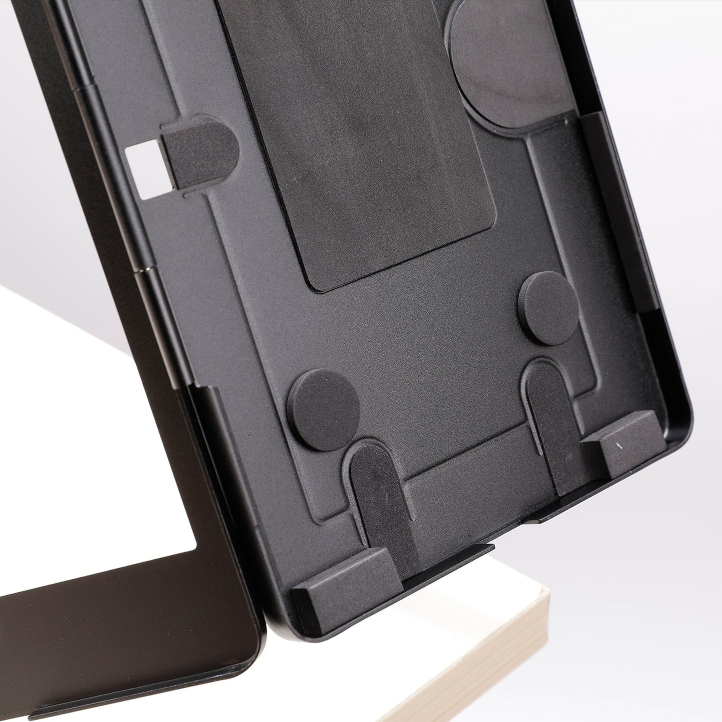 SYSTEM-S stöngfesting með lásfestingu úr málmi í svörtu fyrir iPad Pro 11"