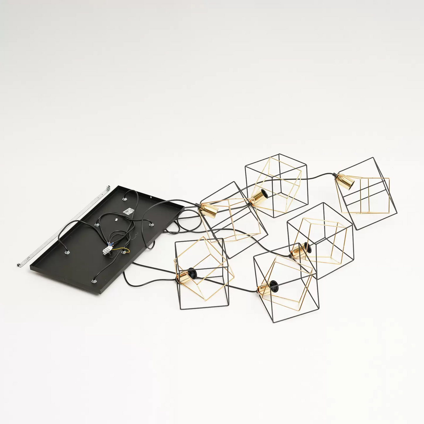 Hengilampi Alambre, á lager, 6 logar, gulllitaður/svartur, með E27 ljósi.