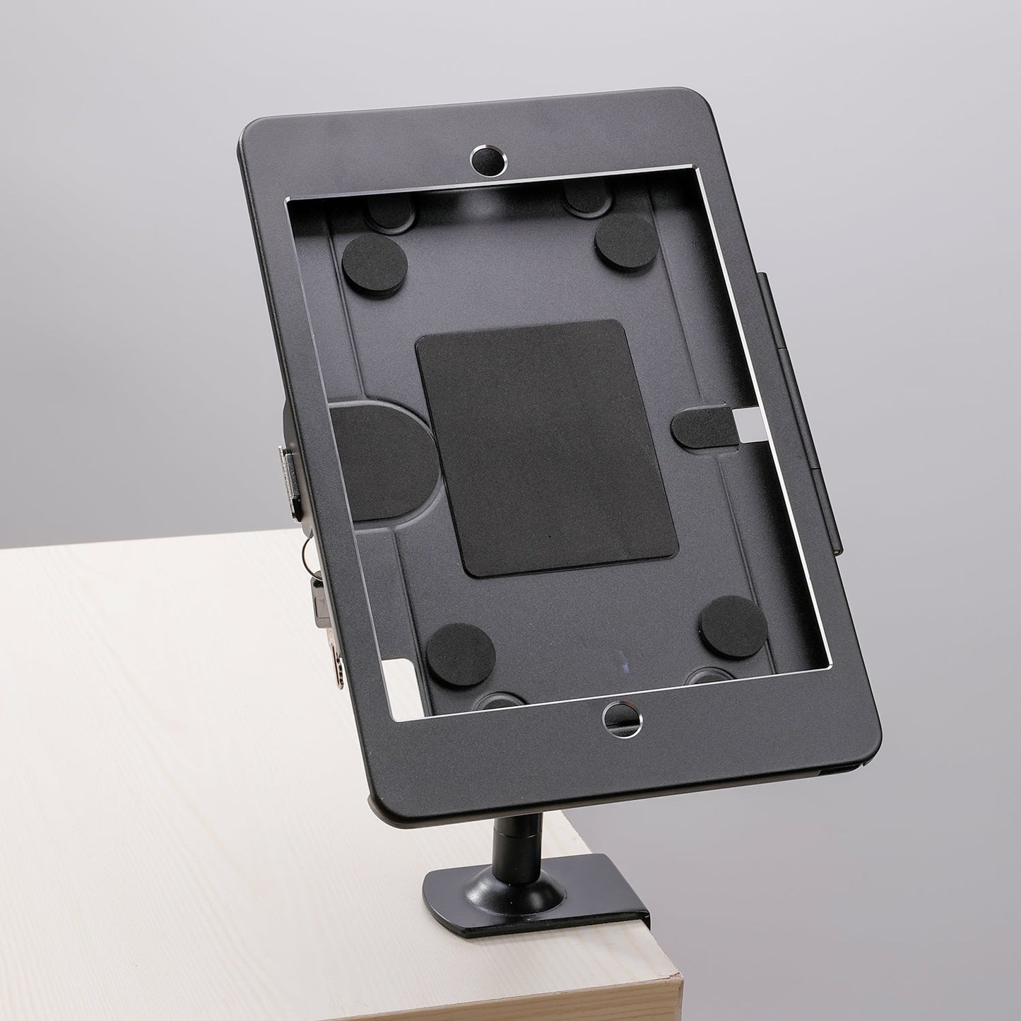 SYSTEM-S stöngfesting með lásfestingu úr málmi í svörtu fyrir iPad Pro 11"