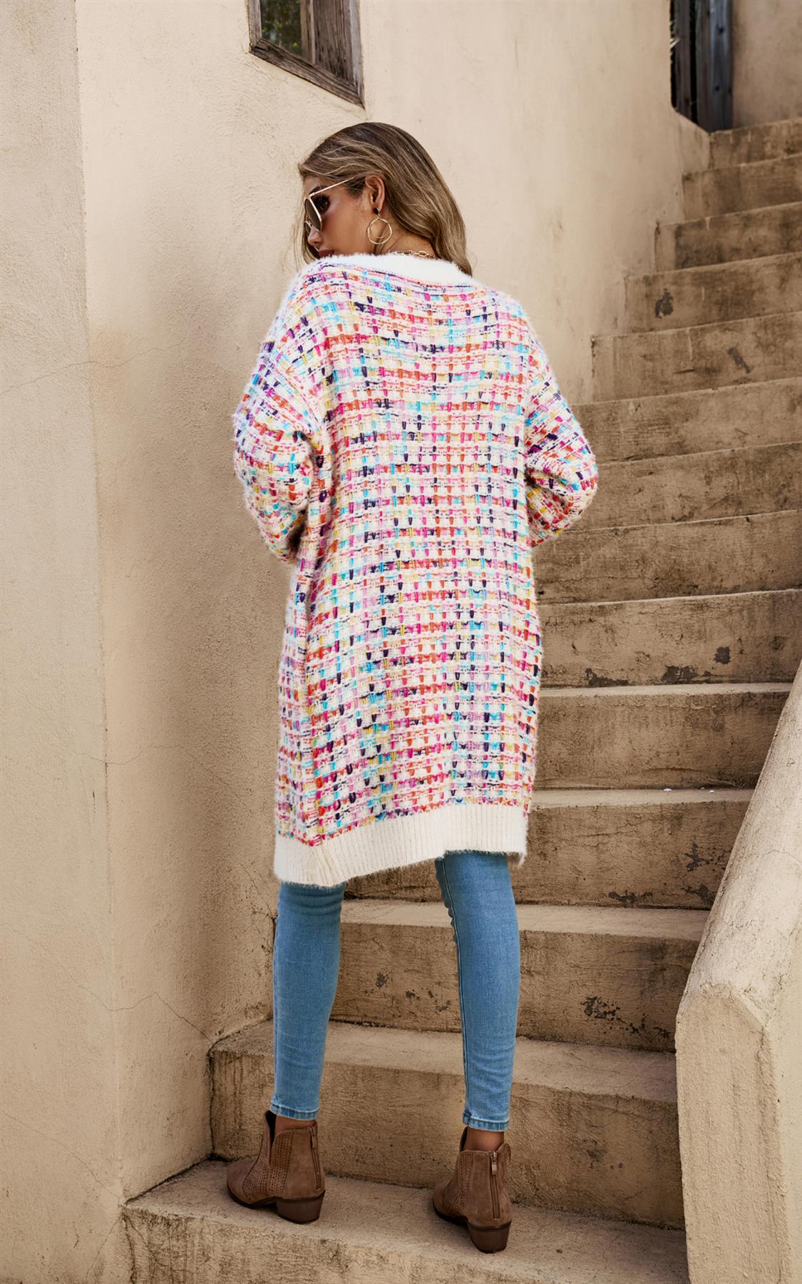 Kremlitað Bouclé-rúðukennt peysa með regnbogalitum flekkjum