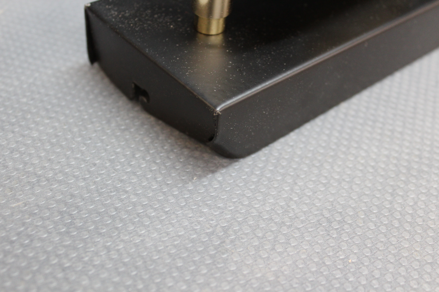 Loftkastari í B-flokki. Net í svörtu og gullnu, átta ljósa loftlampi. Sjá texta/mynd.