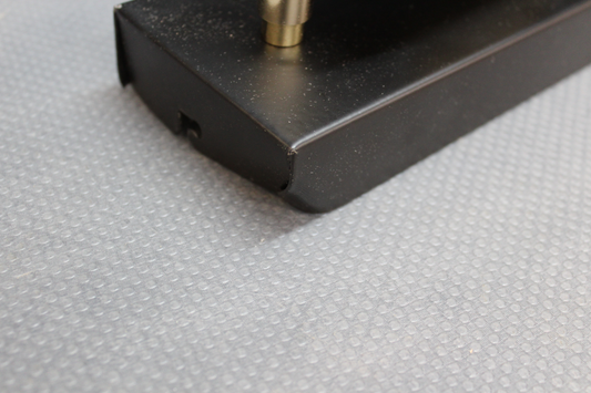 Loftkastari í B-flokki. Net í svörtu og gullnu, átta ljósa loftlampi. Sjá texta/mynd.