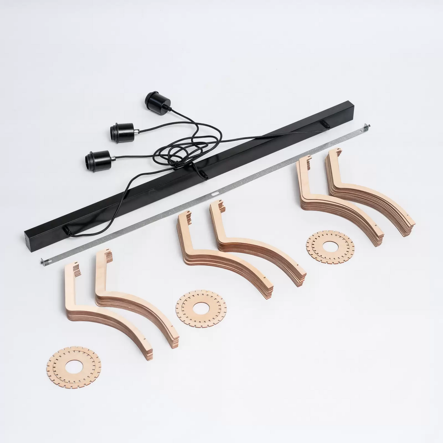 B-lager Envostar Floj hengilampi úr birkikrossviði með 3 perum