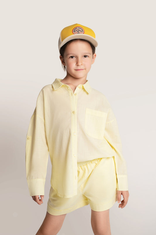 Gult bómullar tvíbreið sett: stuttbuxur + skyrta
