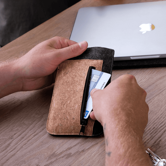Handytasche Kartenfach iPhone 16 Pro Max | Filz & Kork | anthrazit - Tracks | ZIP