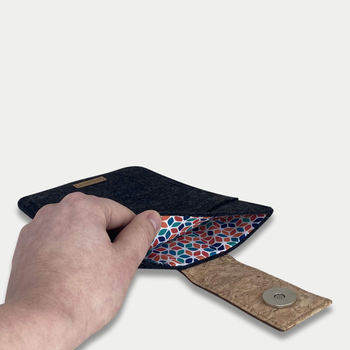 Hülle für Kindle Colorsoft 1. Gen | mit Magnetverschluss und extra Fach | anthrazit - Colorful | Modell "HAKA"