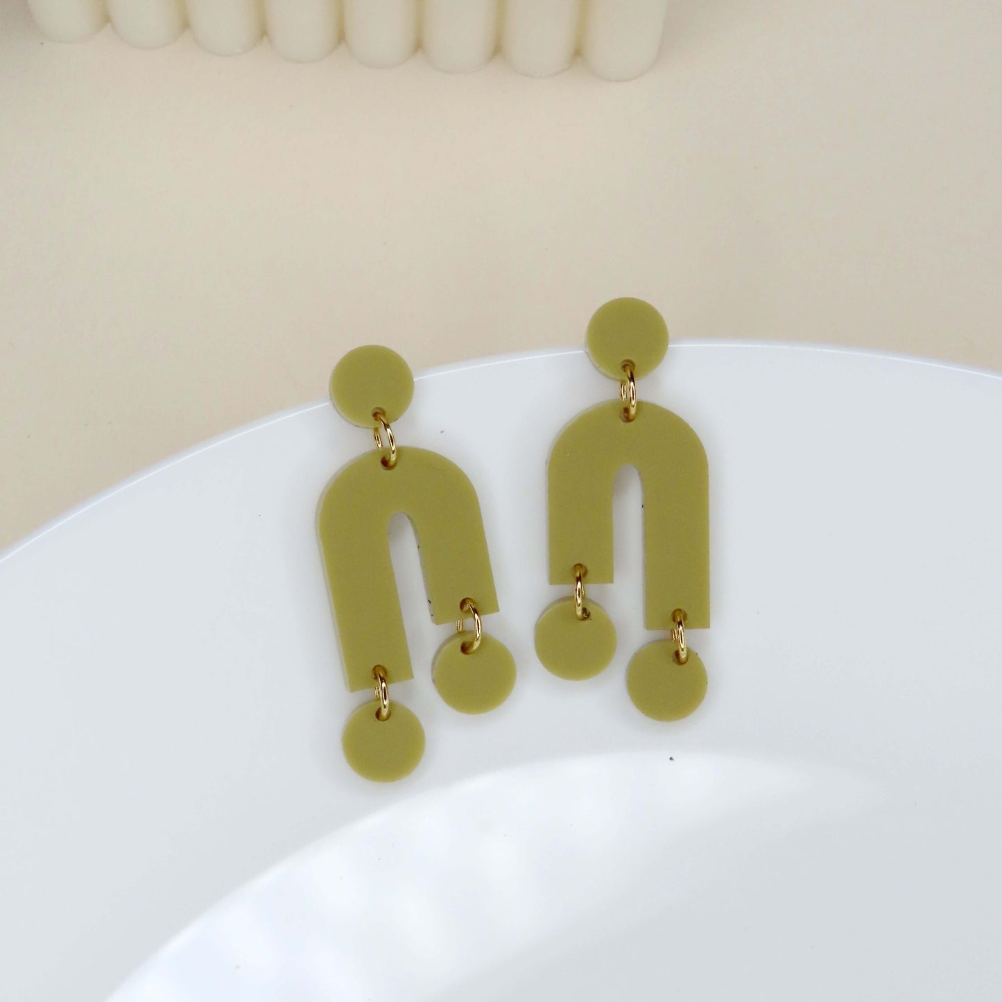 Mismatch Ohrringe aus Acryl in sandfarben