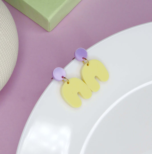 Kleine Squishy Arch Bogen Ohrringe in flieder hellgelb