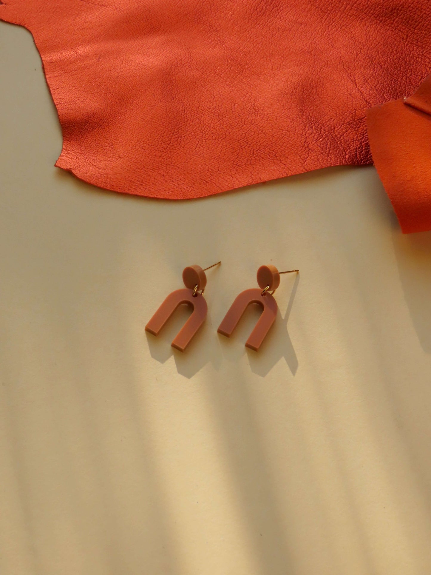 Mini Arch Acryl Ohrringe mit Edelstahlstecker in terracotta