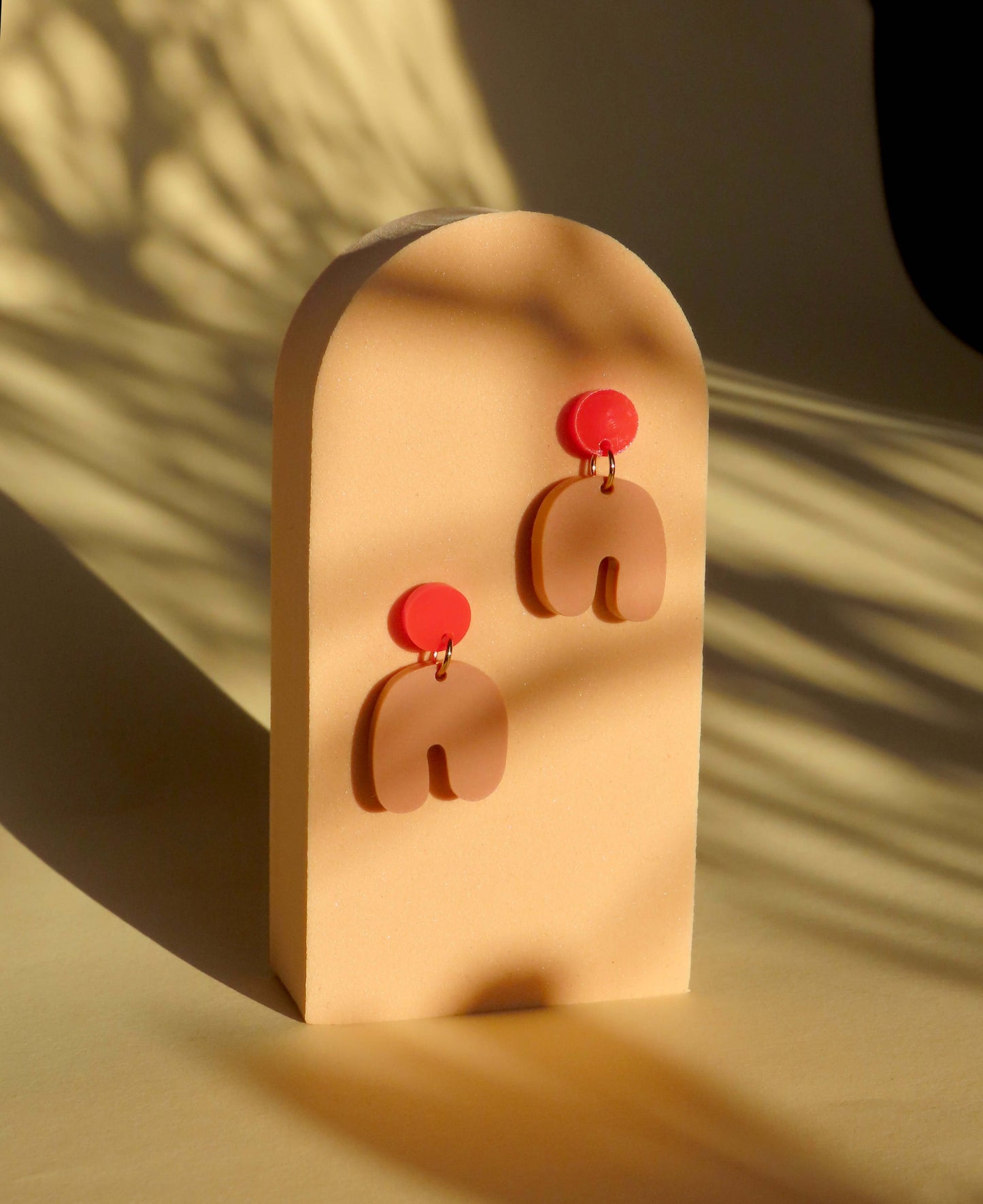 Kleine Squishy Arch Bogen Ohrringe in knallrot beige