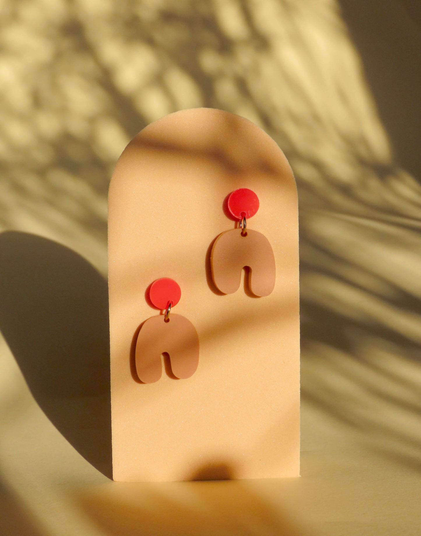 Kleine Squishy Arch Bogen Ohrringe in knallrot beige