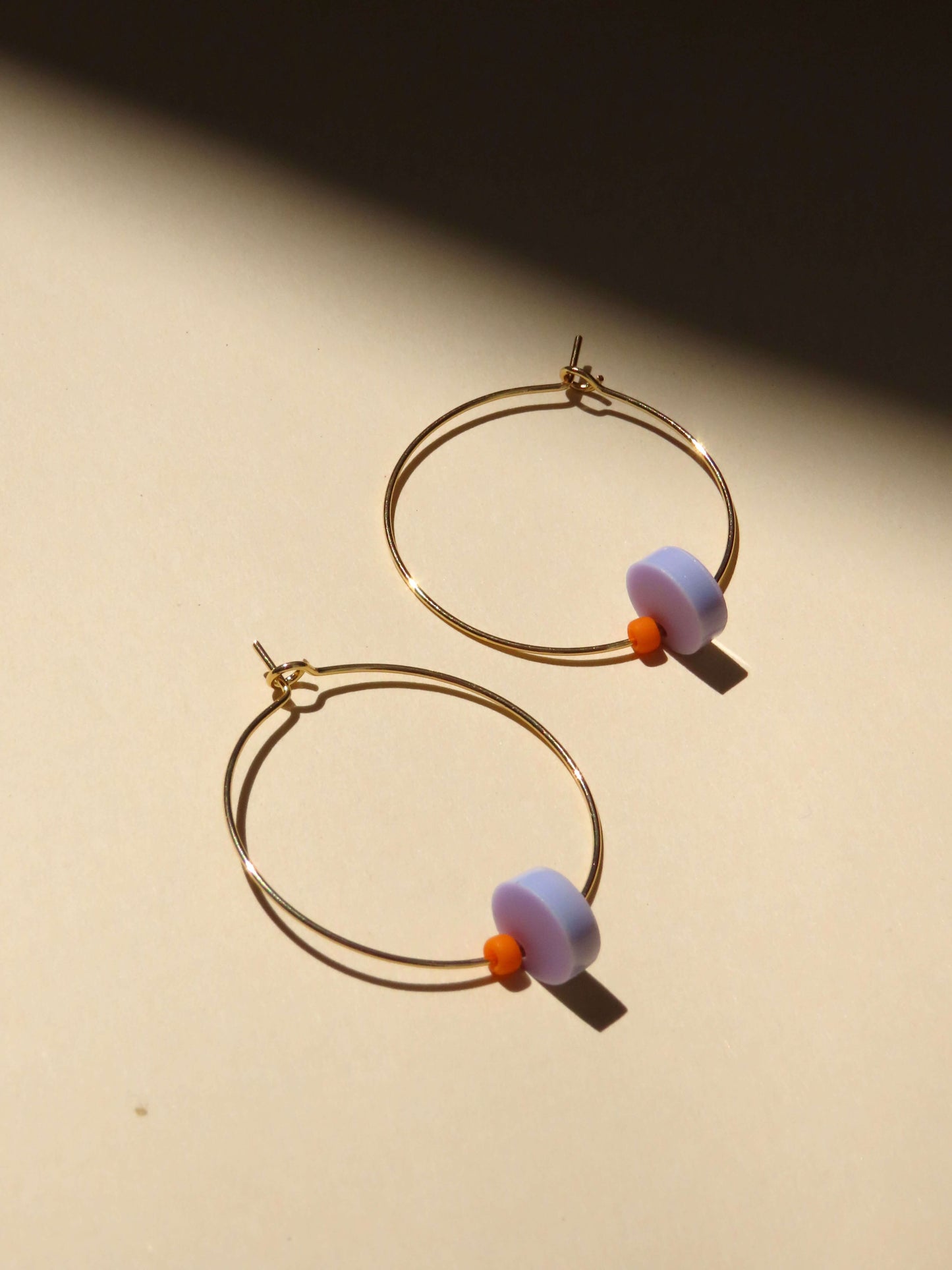 Creole – Fliederfarbener runder Acryl-Dot & warme orange Glasperle