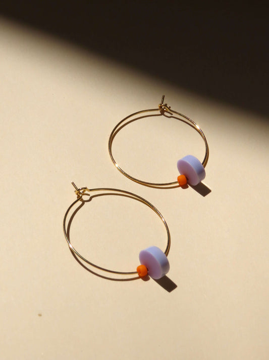 Creole – Fliederfarbener runder Acryl-Dot & warme orange Glasperle