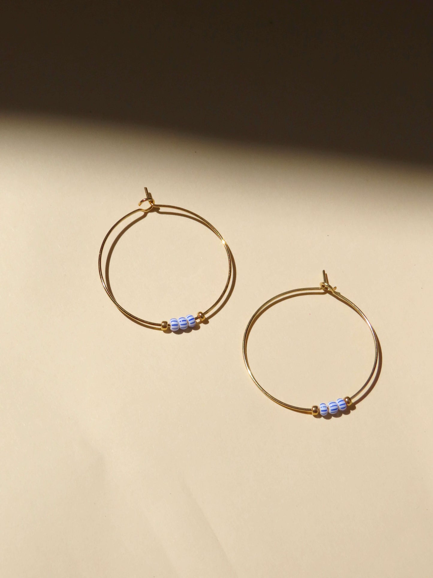 Hoops aus Edelstahl mit gestreiften Rocailles Perlen