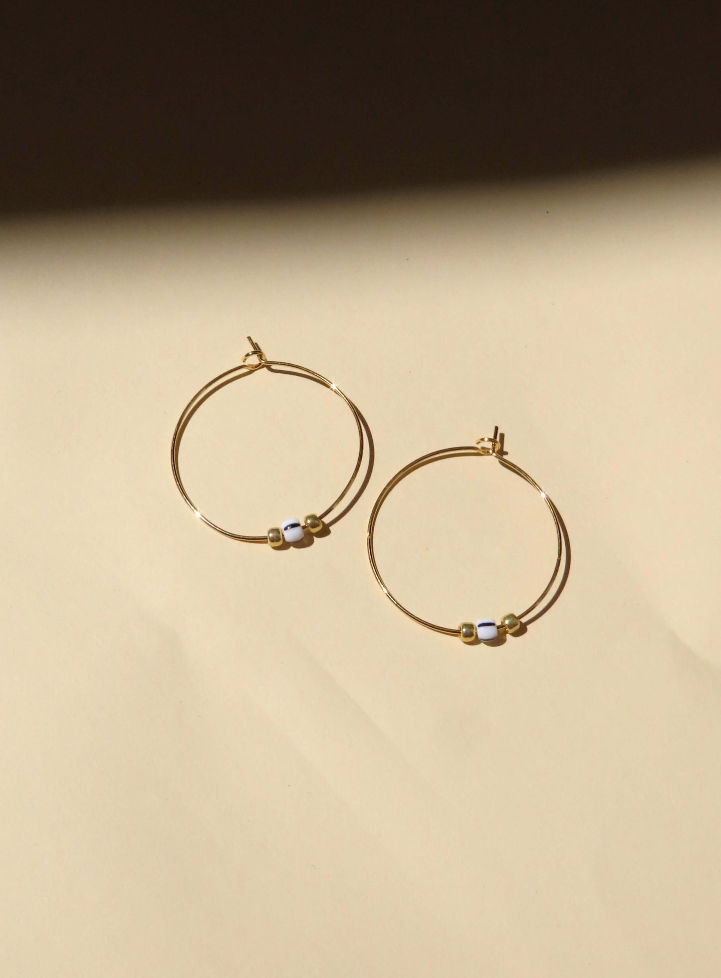 Hoops aus Edelstahl mit schwarz gestreifter Rocailles Perle