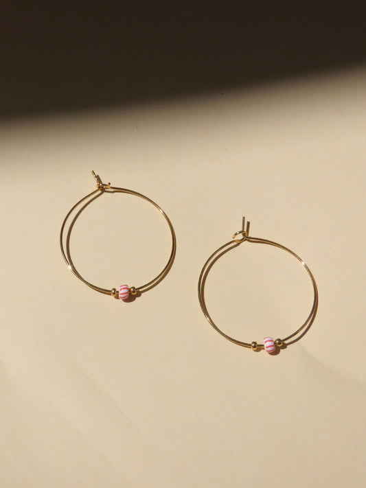 Hoops aus Edelstahl mit rot gestreifter Rocailles Perle