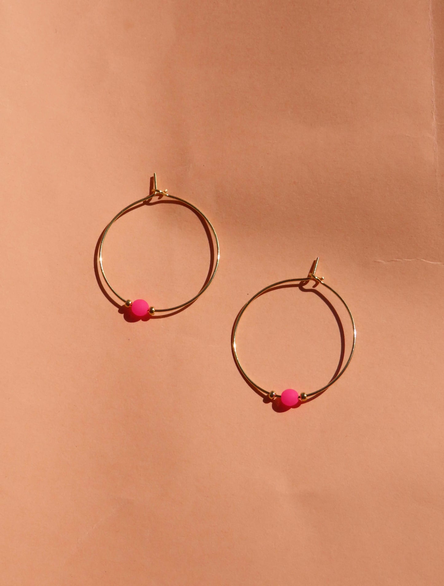 Pink Neon Perle an goldener Edelstahl Creole