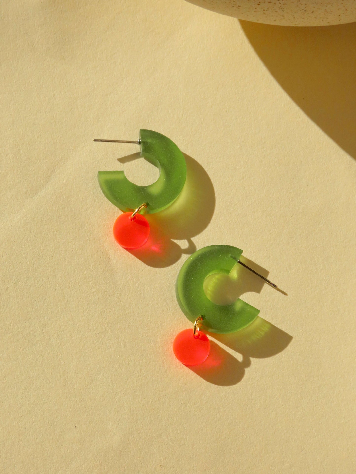 Creolen Silva aus Acryl und Edelstahl in olive und neon orange