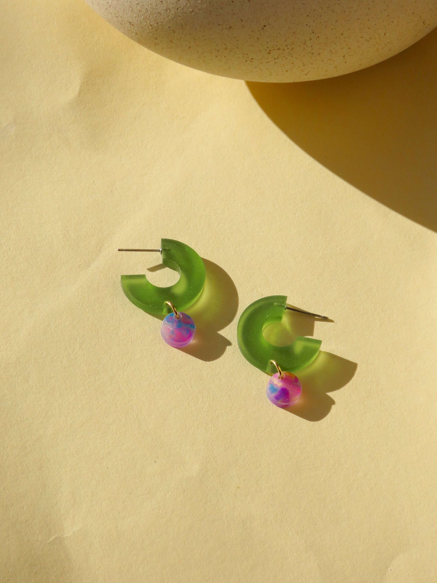 Creolen Silva aus Acryl und Edelstahl in olive und fantasy