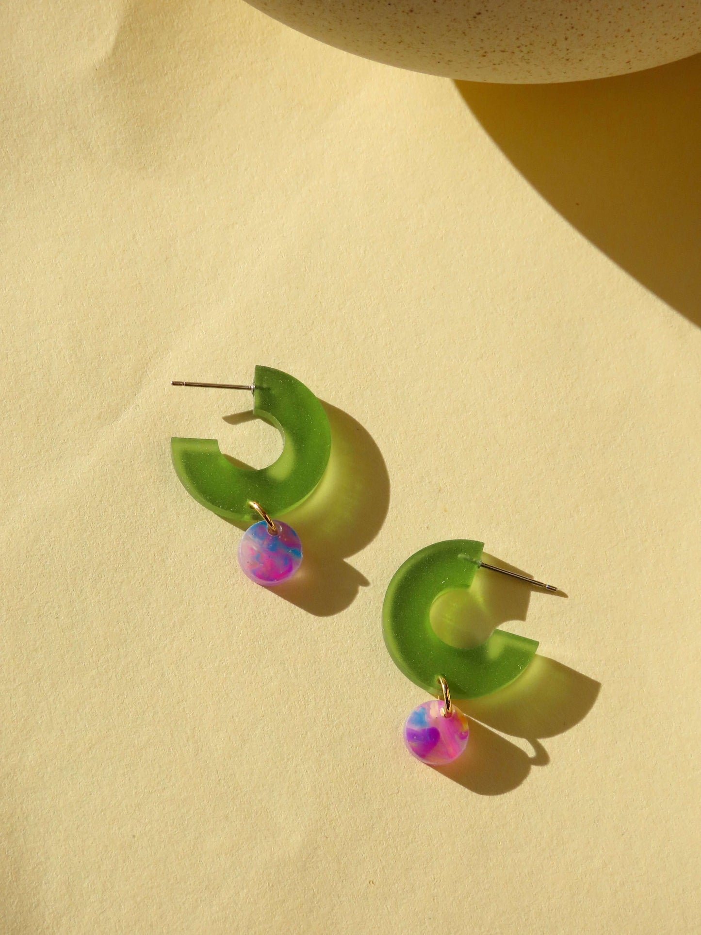 Creolen Silva aus Acryl und Edelstahl in olive und fantasy