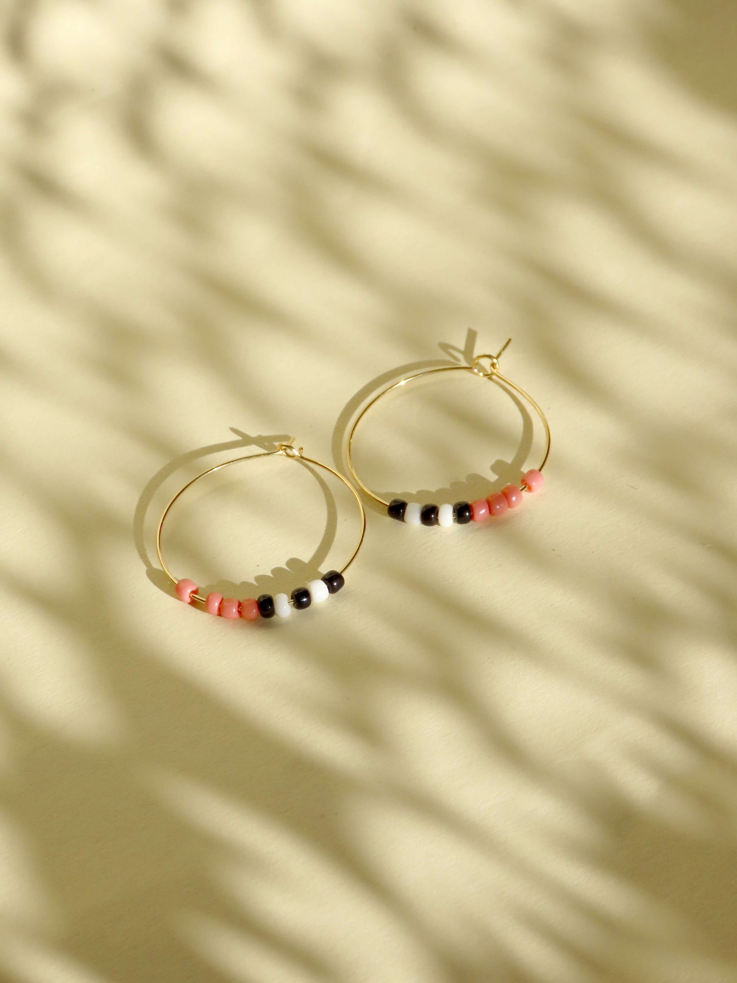 Hoops aus vergoldetem Edelstahl mit Toho Seed Perlen