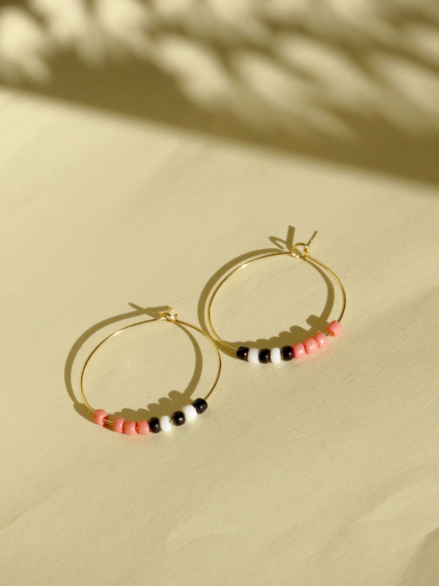 Hoops aus vergoldetem Edelstahl mit Toho Seed Perlen