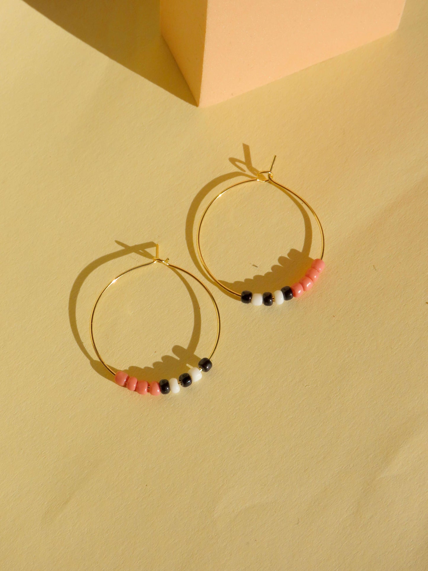 Hoops aus vergoldetem Edelstahl mit Toho Seed Perlen