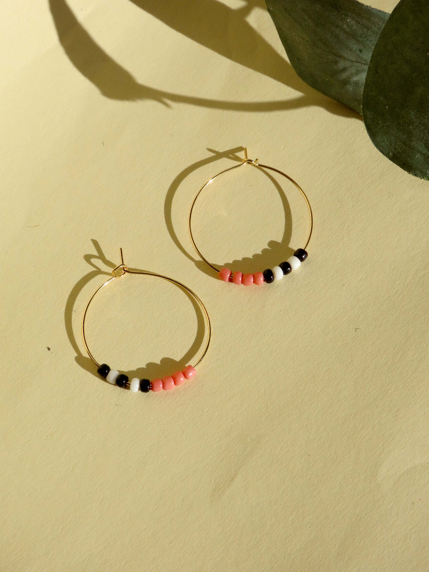 Hoops aus vergoldetem Edelstahl mit Toho Seed Perlen