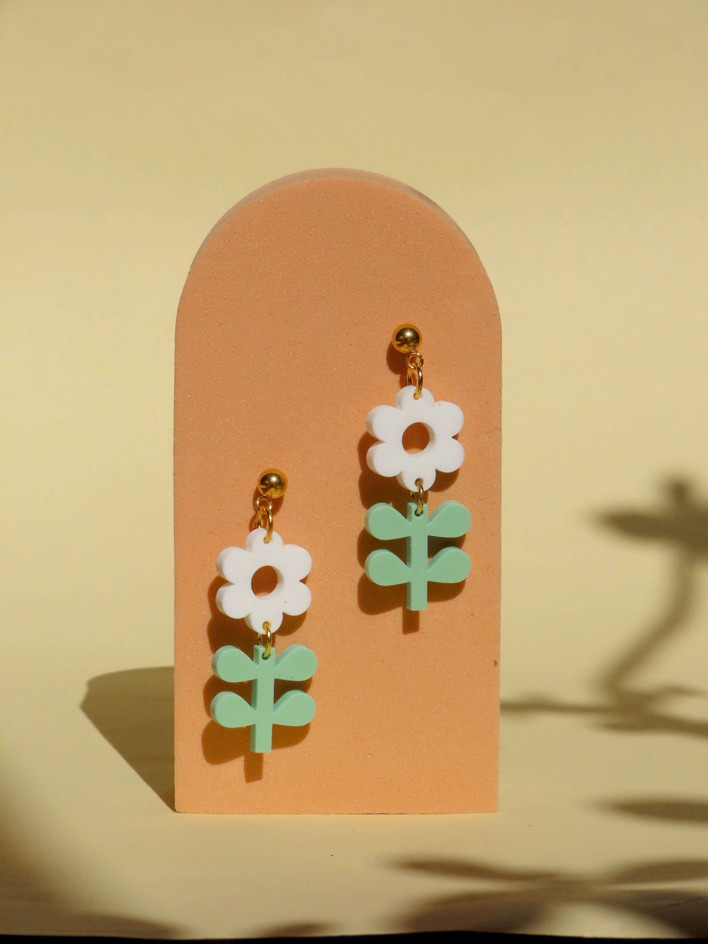 Statement-Ohrringe Blume & Blatt – Frühlingshafte Blumenohrringe in Weiß und Mint