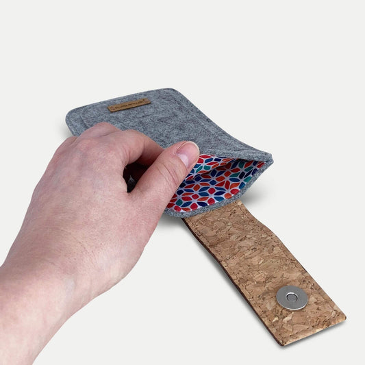 Handytasche für iPhone 13 Pro | mit Magnetverschluss und extra Fach | hellgrau - Colorful | Modell HAKA