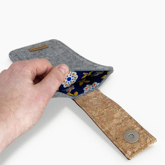 Handytasche für Xiaomi Redmi Note 13 | mit Magnetverschluss und extra Fach | hellgrau - Bloom | Modell HAKA